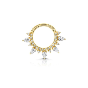 Detailansicht eines goldenen Clicker-Rings mit birnenförmigen und runden Zirkonia
