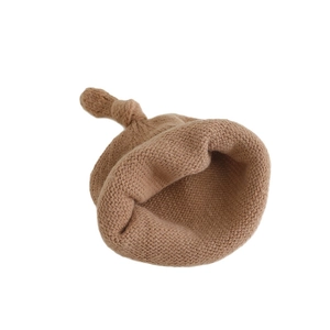 Bonnet en tricot kaki minimaliste pour bébés avec un nœud décoratif sur le dessus