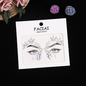 Détails macro d'autocollants strass irisés pour le maquillage de festival de musique