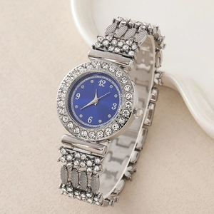Gros plan d'une montre de luxe pour femme avec cadran bleu et bracelet serti de strass
