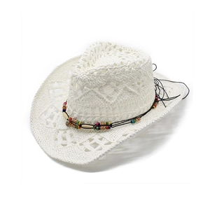 Dettaglio cappello cowboy all'uncinetto bianco con motivo a rombi e fascia con perline