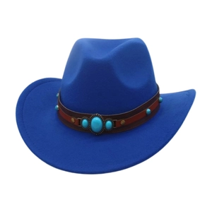 Détail du chapeau de cowboy en feutre bleu roi avec ruban en cuir turquoise