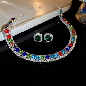 Pendientes de esmeralda cuadrada y collar de gemas multicolores en plata fina