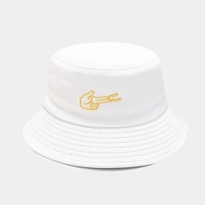 Détail du bob en coton blanc avec broderie Pew Pew jaune et coutures renforcées sur le bord