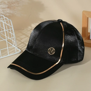 Casquette de baseball en satin pour femme avec bordure dorée et logo M en métal brillant