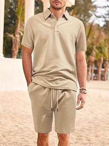 Dettaglio della trama in maglia a nido d'ape beige su polo a maniche corte e pantaloncini