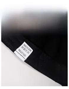 Dettaglio dell'interno del cappellino 100% cotone con fascia tergisudore ampia ed etichetta