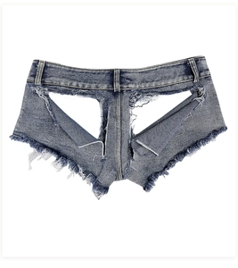 Détail d'un short en jean taille basse avec bords effilochés et découpes sexy