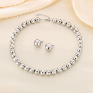 Parure de bijoux en perles d'argent polies avec sphères de 12 mm sur fond de soie