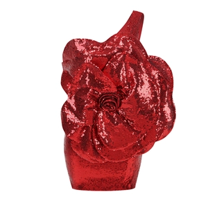 Détail de l'ornement rose 3D et des paillettes sur la robe rouge à une épaule