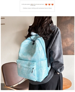 Vista de detalle de mochila acolchada azul claro con corazones blancos y bolsillos