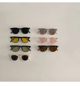 Vue à plat de lunettes de soleil rétro carrées en sept couleurs assorties pour enfants