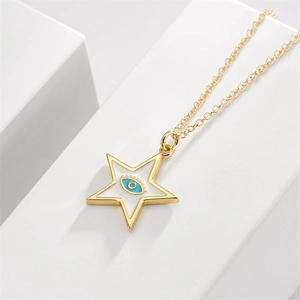 Détail du pendentif étoile dorée avec œil bleu et zircons micro-sertis sur chaîne