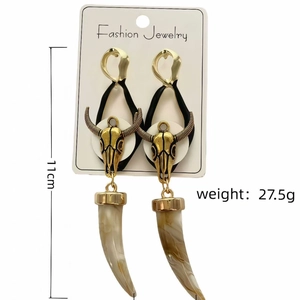 Pendientes colgantes de cabeza de toro vintage con colmillo de resina, 11 cm, 27,5 g.