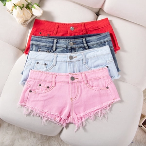 Details von zerrissenen Denim-Shorts mit Fransen in Rot, Blau und Rosa Farben