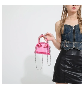 Gros plan du mini sac à main rose transparent en PVC avec bandoulière en chaîne argent