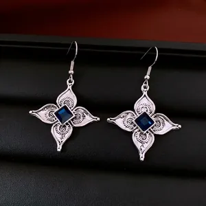 Boucles d'oreilles fleur en argent vintage avec gemme bleue carrée et relief floral