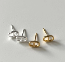Macro-opname van varkensneus oorknopjes in goud en zilver van 925 sterling zilver