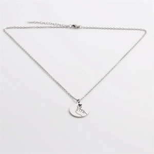 Collier en acier inoxydable avec pendentif rond gravé d'un geste de cœur avec doigts