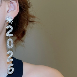 Gros plan détaillé des boucles d'oreilles 2025 avec strass scintillants et tiges en argent