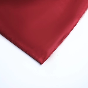 Vista macro dettagliata delle cuciture e del tessuto in maglia rossa elastica dell'abito
