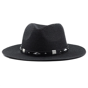Gros plan sur chapeau de paille noir avec ruban en cuir et rivets en métal argenté