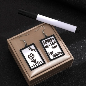 Pendientes de acrílico tipo pizarra con diseño floral y texto en estuche de regalo