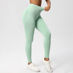 Detailaufnahme der mintgrünen Yogahose mit hochelastischem, fein geripptem Gewebe