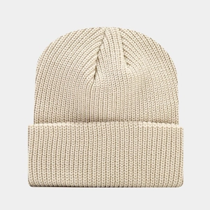 Dettaglio del berretto beige in maglia a coste con risvolto e trama in filato spesso