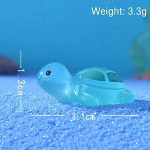 Miniatura tartaruga blu in resina su sabbia blu con misura 3,1cm e peso di 3,3g