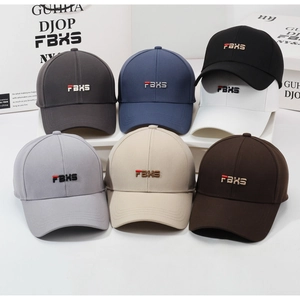 Détail du logo FBXS brodé sur des casquettes de baseball en sept couleurs assorties