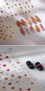Nahaufnahme von M-550 geprägten Goldherz- und Stern-Nagelstickern auf Nageltipps