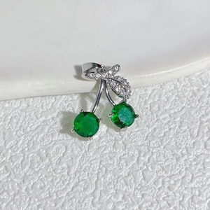 Makroaufnahme vom Kirsch-Anhänger mit grünen Steinen und funkelnden Diamantblättern