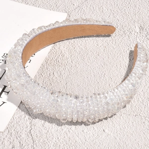 Detail eines luxuriösen Barock-Stirnbands mit handgenähten Kristallen und Perlen