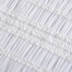 Détail macro de la texture à rayures blanches et du tissu ajouré pour robe sans manches femme