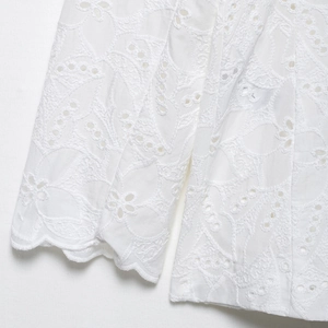 Blazer élégant en dentelle blanche avec col châle et broderie florale aux bords festonnés