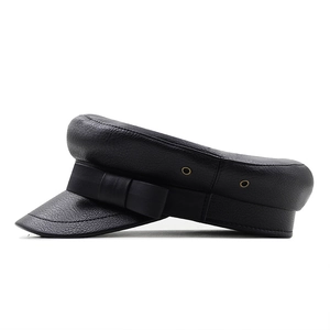 Casquette gavroche chic en cuir PU noir avec œillets métalliques et nœud élégant