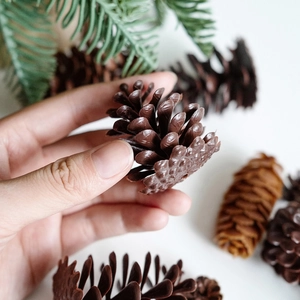 Handheld realistic brown artificial pine cone decoration for Christmas wreath ornaments