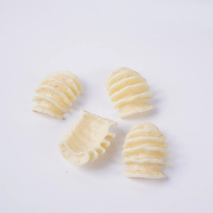 Snack realistici a forma di rotolo di patate al gusto verdure con trama a spirale