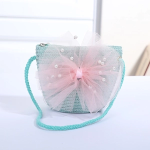 Detail der minzgrünen geflochtenen Umhängetasche mit rosa Spitze und Perlen