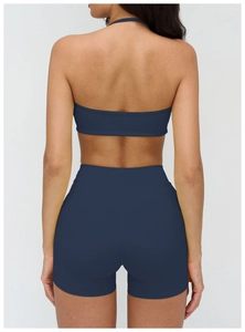 Détail de l'ensemble de sport dos nu bleu foncé avec haut licou et short de fitness