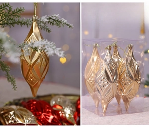 Détail de suspensions de Noël dorées avec motifs en relief et boîte de rangement
