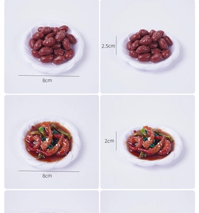 Detailed macro view showing the 8cm miniature plate size and simulated food model scale