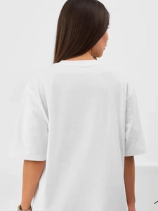 Oversized λευκό μπλουζάκι με πεσμένους ώμους και μινιμαλιστική χαλαρή γραμμή από βαμβάκι