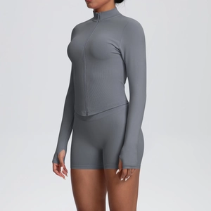 Détail d'ensemble yoga gris avec col montant, zip et poignets à passe-pouce