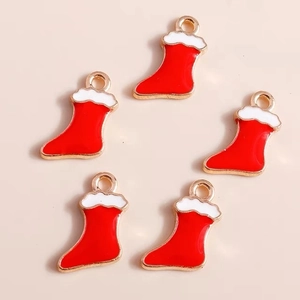 Détails de cinq breloques en forme de chaussettes de Noël en alliage doré et émail rouge