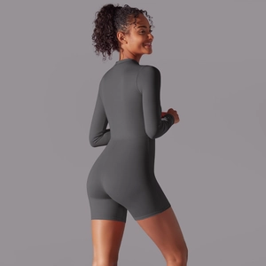 Vista posteriore del body sportivo grigio scuro a maniche lunghe per fitness e yoga