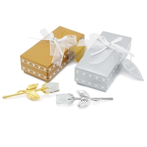 Eleganti rose di cristallo oro e argento con scatole regalo di lusso con cuori