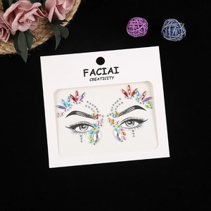 Autocollants de visage en strass colorés pour festivals de musique et fêtes sur fond noir