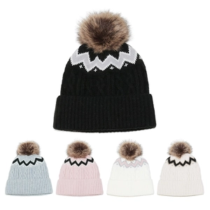 Detailansicht von fünf farbigen Winter-Strickmützen mit Kunstfell-Pompons für Damen